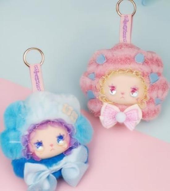 [LIILA TOYS] Pluszowa Zabawka Serii Shin Shin Karei Autentyczna, Świeży Zapach Uroczy Maskotka 12cm z Koronkowymi Falbankami i Dużą Wstążką Idealna na