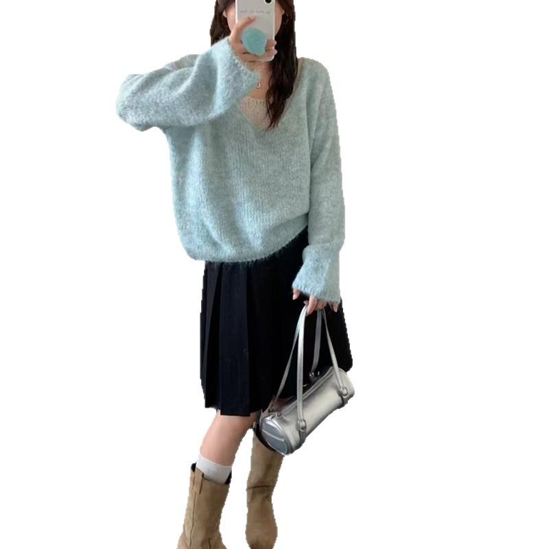 Två stickade tröjor med V-ringning får dig att se yngre ut i den nya höst- och vinterstilen. Mjuka, Mjuka och Avslappnade Tröjor för Kvinnor