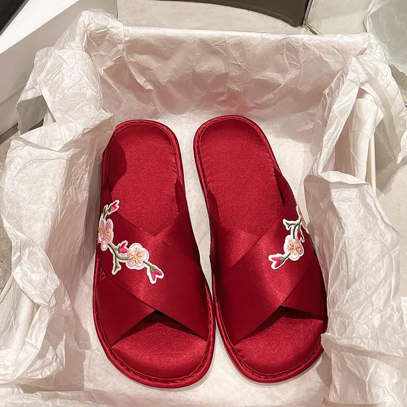 

Весна и лето 2025 Новые китайские тапочки женские атласные цветы домашние мягкая подошва комнатные тапочки 36-37