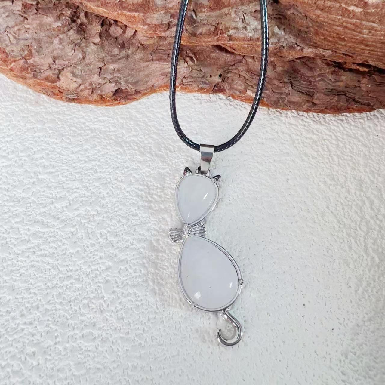 Ожерелье-подвеска  Кошка  из натурального аметиста With Black Leather Cord
