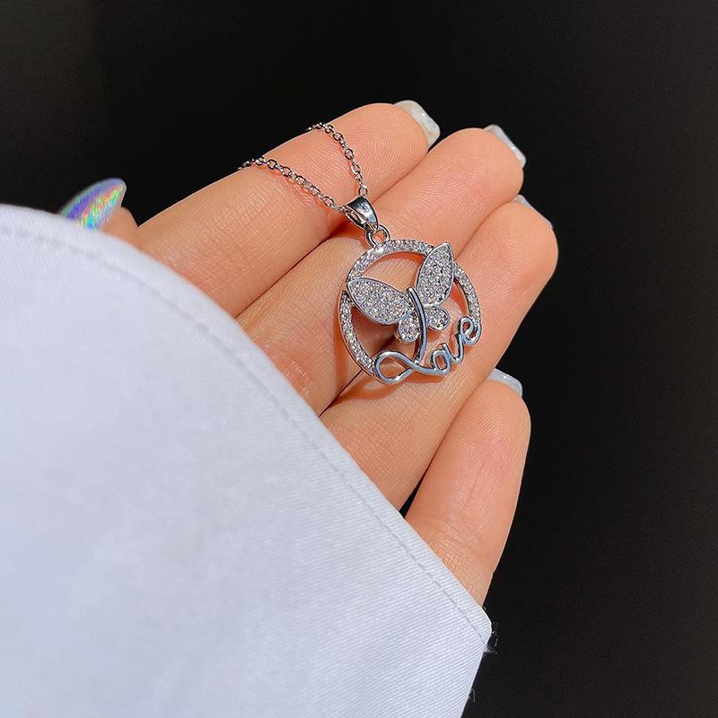 

Layered Butterfly Pendant Necklace - Fashion Chunky Chain Alloy