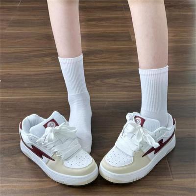 Neue Studenten-Freizeit-Nische Retro Brot-Schuhe Ins Street Style Low-Top Board-Schuhe