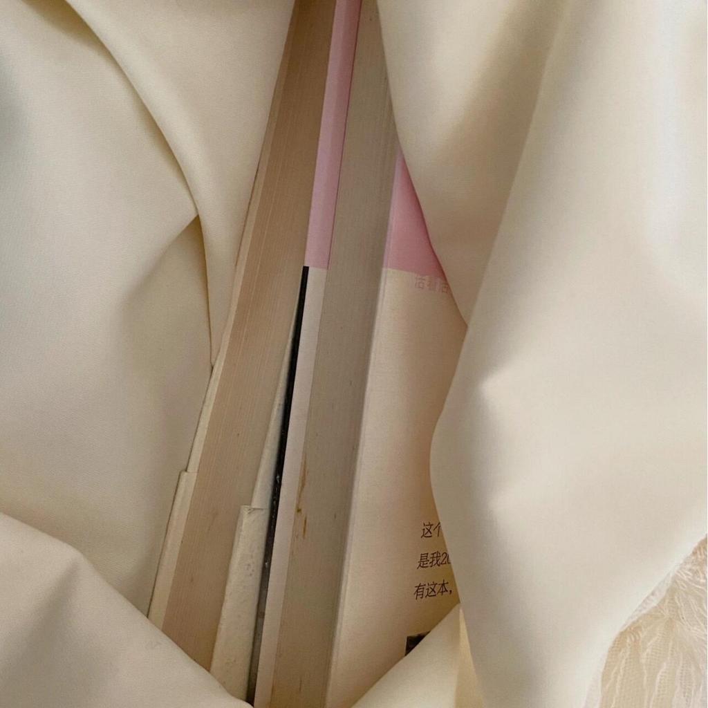 The new lace lace shoulder bag is a good lace bag to match the skirt.