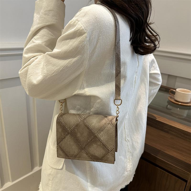 Fashion personality leisure commuter messenger bag fashion shoulder bag 2024 summer new simple fashion small square bag