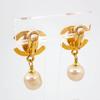 Pre-owned CHANEL faux pearl earrings with gold hardware and box (g512-33)