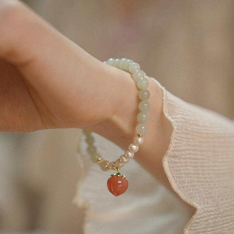 Brățară Guofeng cu perle imitație jad împletite, design de nișă high-end, pandantiv piersică, lux discret, brățară cadou pentru prietenă.