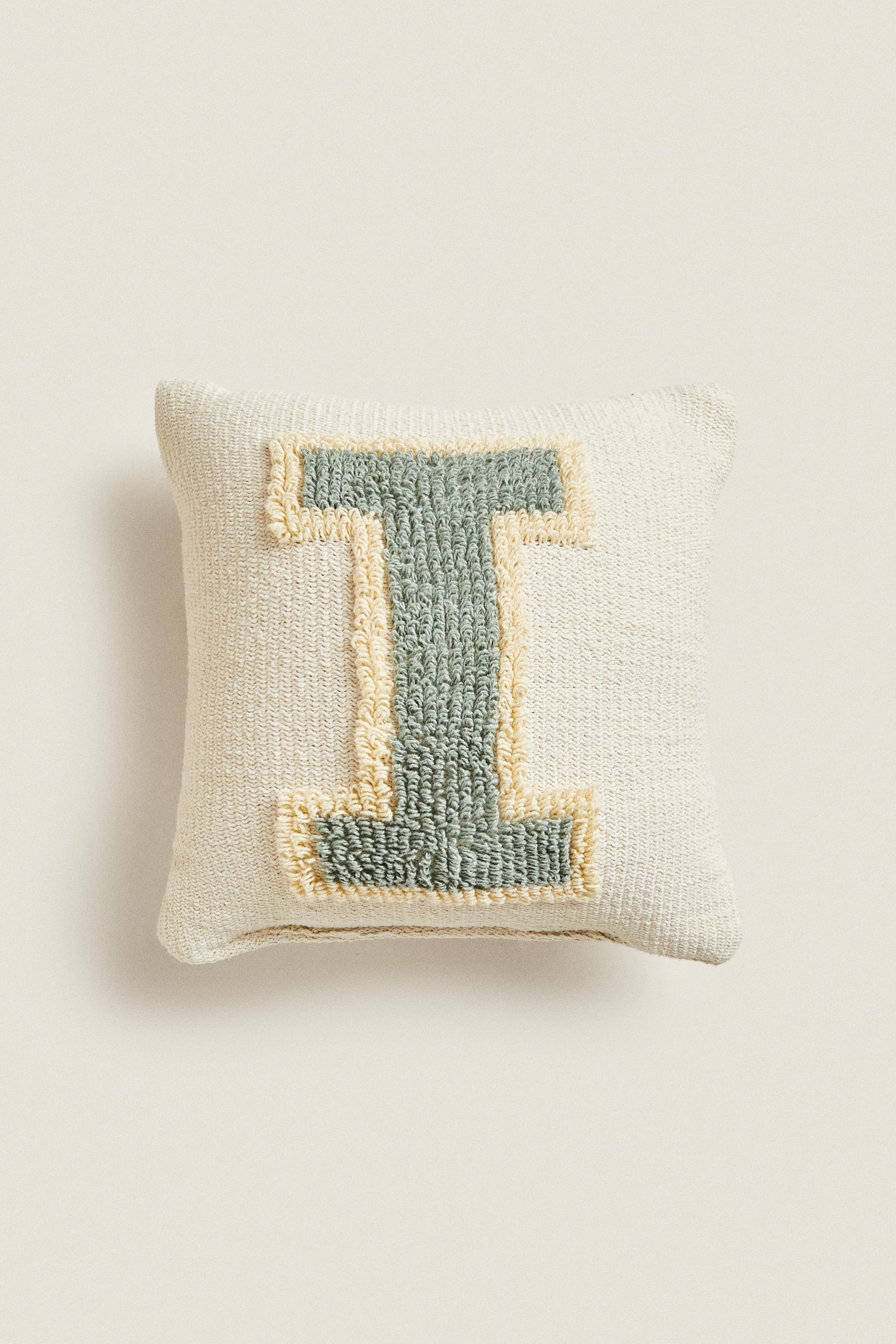 

LETTER I CUSHION
