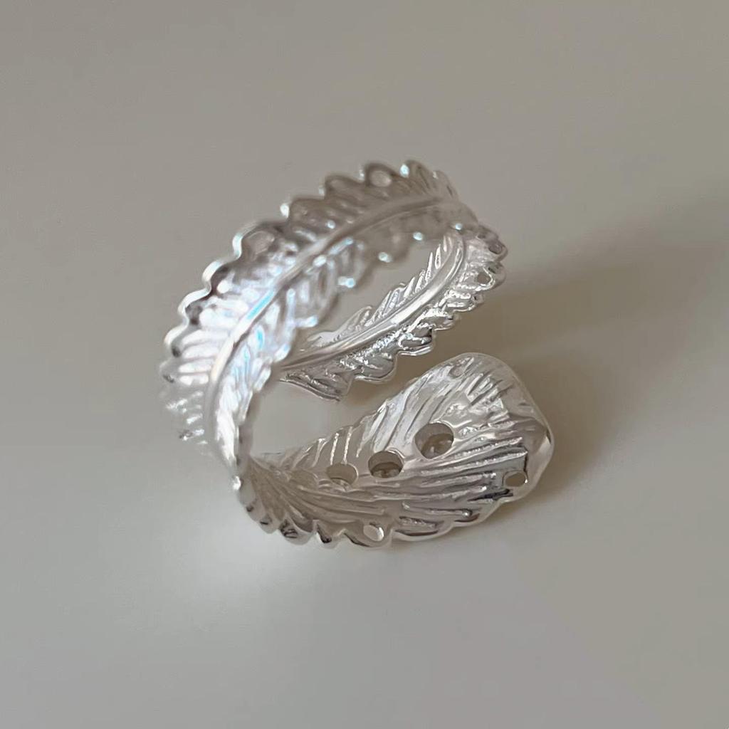 Elegant Feather Ring: Women's Versatile Open Fashion Statement for Index Finger, Stackable and Trendy Style.