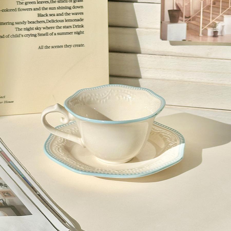 

French vintage lace-patterned cup and saucer set, available in red or blue embossed designs. 2pcs синій