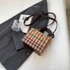 Jesienna i zimowa niszowa wełniana mała torba, prosta i wszechstronna torba na ramię na jedno ramię, torba retro w kratę księżnej Diany