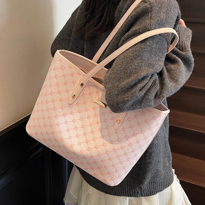 High-value tote bag women's 2025 summer new hand-carried commuter bag fashionable going out large-capacity shoulder bag