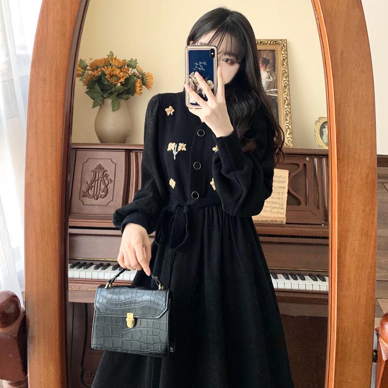V-Neck Floral Embroidered Retro Black Dress - Spring/Autumn, Loose Fit, Large Size, Elegant Waist Design