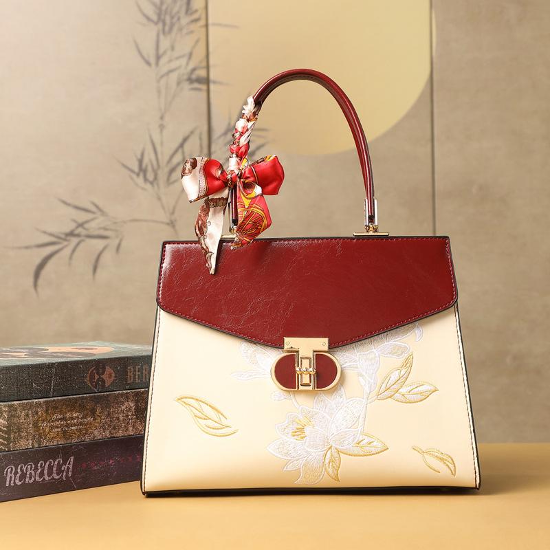 

Chinese-style embroidered red handbag for middle-aged women, mother s wedding bag, handbag with a high-end feel, birthday gift for mother-in-law вино красного