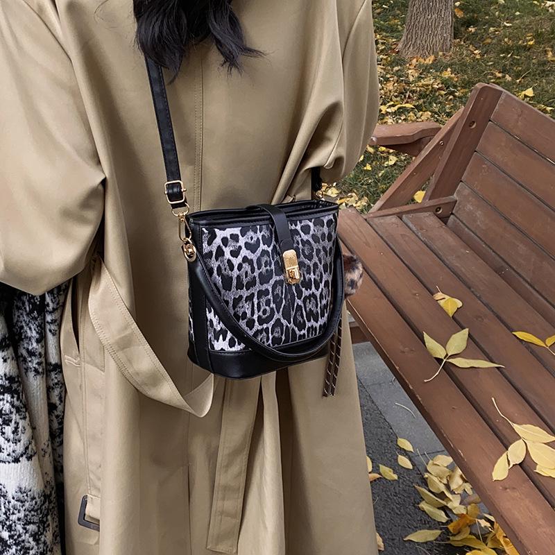 Geantă tote crossbody de damă cu imprimeu leopard la modă pentru toamna/iarna 2024