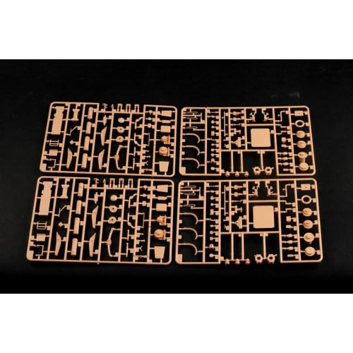 Hobby Boss 1/35 scale US Army M1070/M1000 Heavy Equipment Transporter Plastic Model