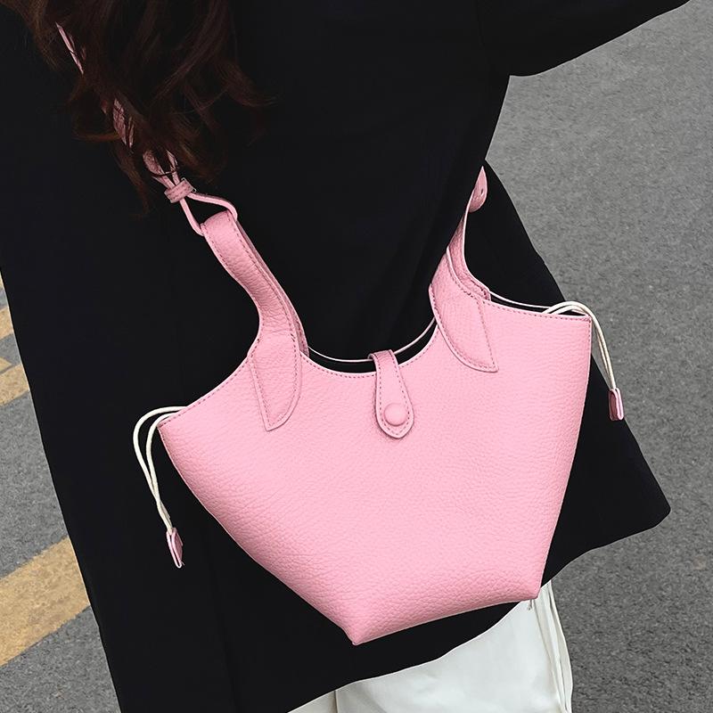 2025 New Versatile Niche Design Vegetable Basket Women's Bag High-end Texture Commuter Portable Messenger Bag Women's Trend