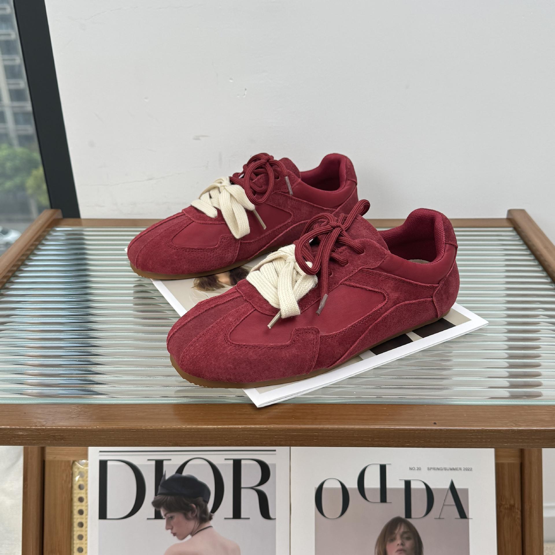 

Модная универсальная обувь на плоской подошве в стиле Форреста Гампа женская 2025 новая ретро двухцветная лента для ног маленькая повседневная спортивная моральная тренировочная обувь 40 красный