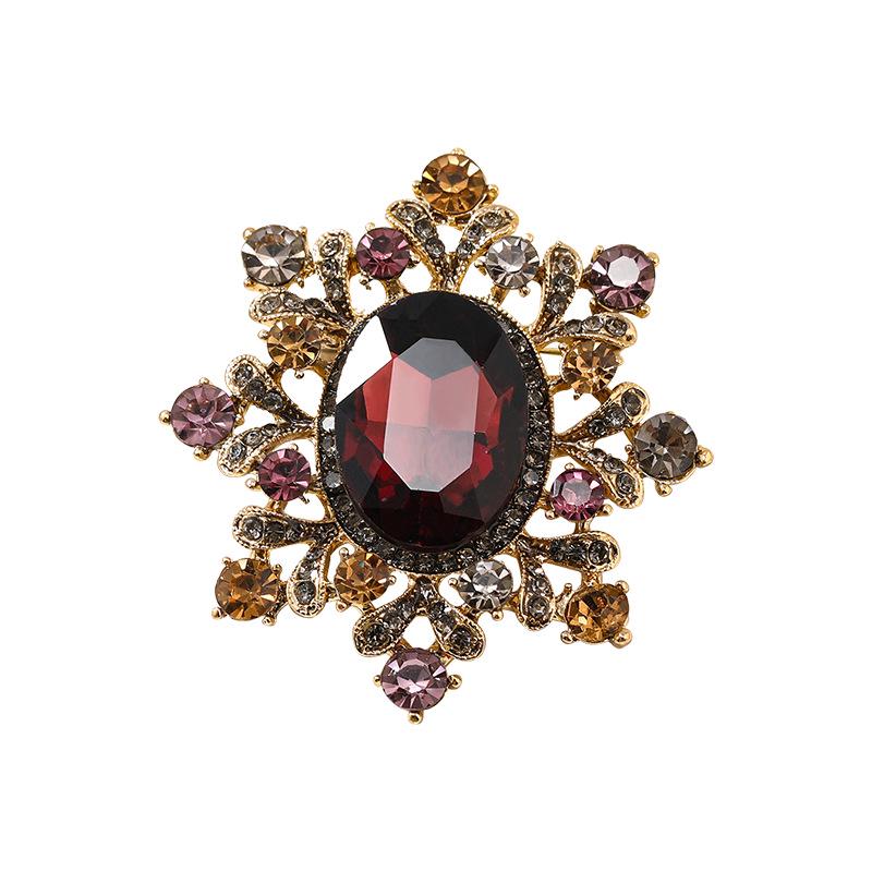 Elegant Retro Crystal Floral Brooches: European & American Vintage-Style Gilded Pins for Women.