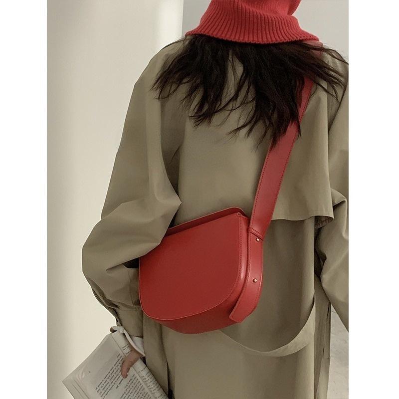 IELGY women's red PU bag, fashionable retro saddle bag
