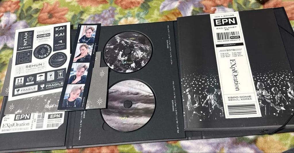 [USED] EXO /PLANET5 EXplOration LIVE Photobook CD