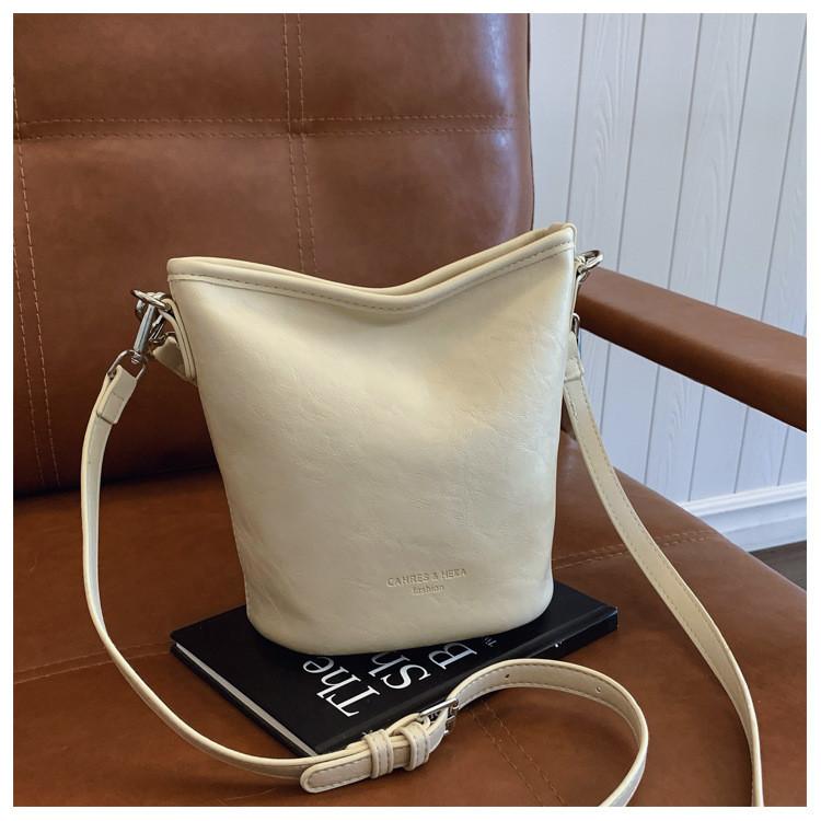 IELGY Fashionable All-Match One-Shoulder Underarm Bag Commuter Cross-Body Bucket Bag