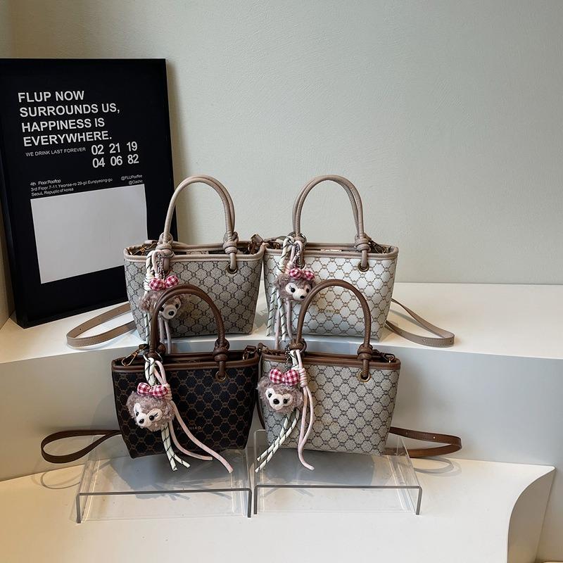 Retro portable small bag women's spring new popular versatile shoulder messenger bag commuter bucket bag