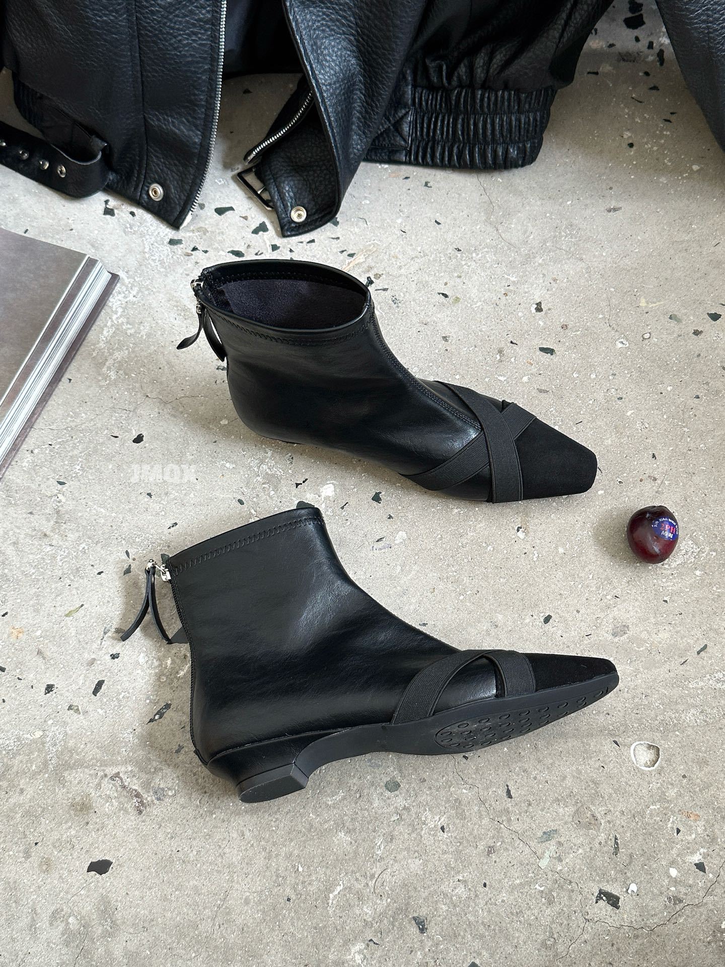 

Flat short boots women s low heels 2025 autumn and winter new boots square head women s boots short boots niche thin boots Martin boots 39 чёрный