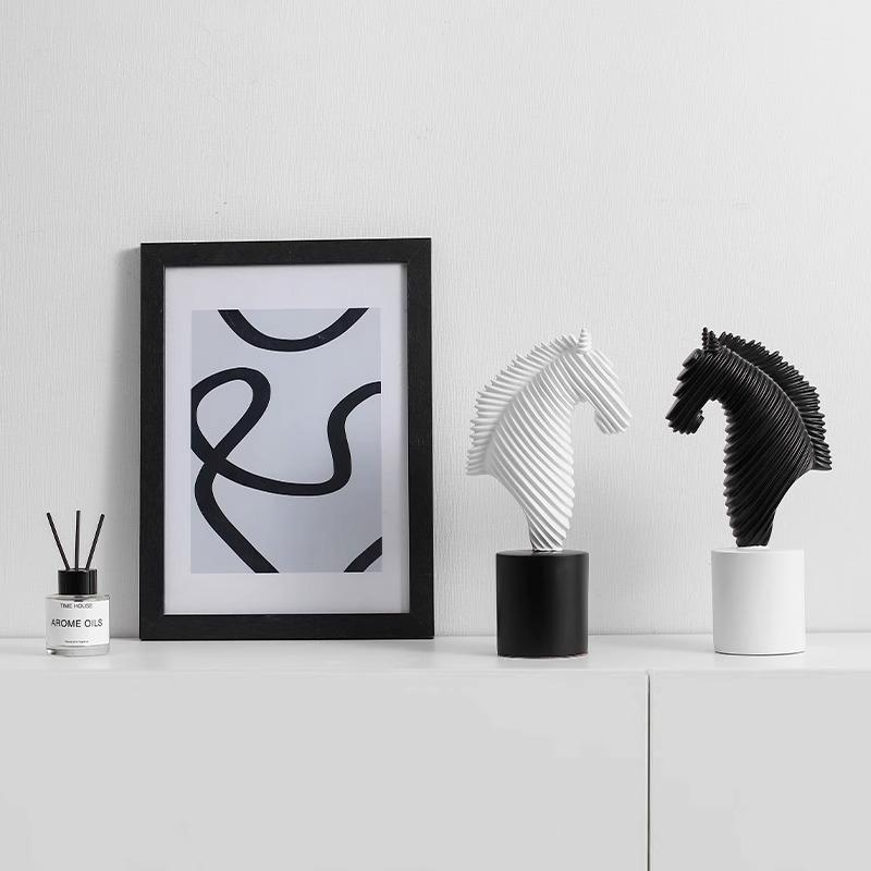 Resin Crafts Steed Statue Room Aesthetic Decor Abstract Striped Horse Head Mascot Animal Sculpture Desk Decoration Ornaments