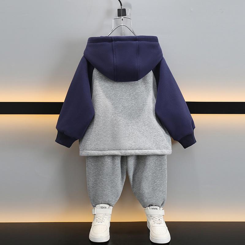 Chłopięcy sportowy zestaw z kapturem i spodniami dresowymi - Wiosna/Jesień 2025