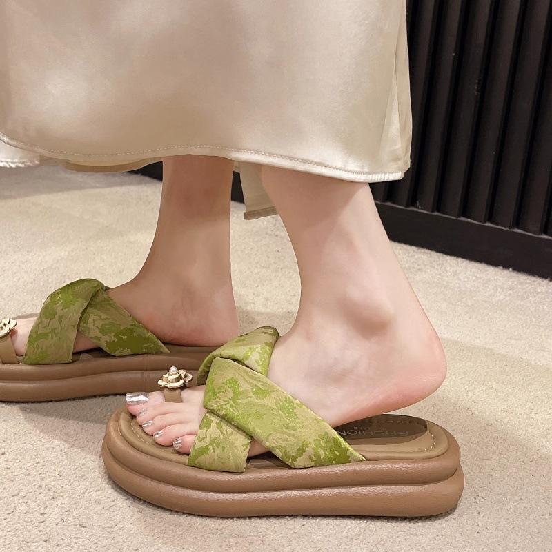 Thick-soled slippers women's summer outer wear 2025 new popular camellia set toe sandals with skirt new Chinese one-word drag
