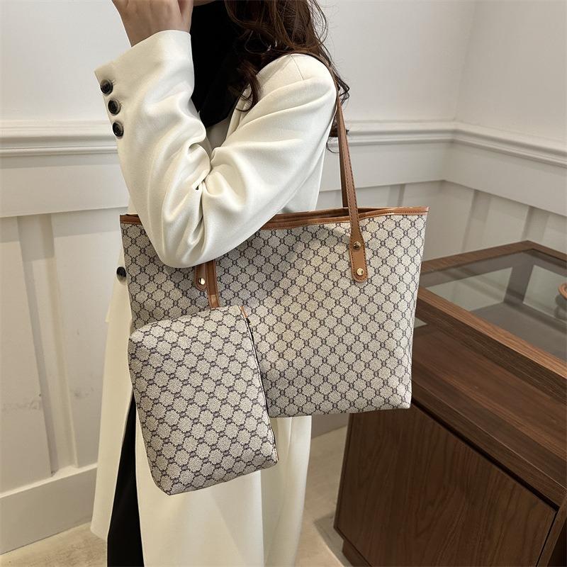Light luxury temperament personalized commuter portable tote bag new beautiful niche design trendy shoulder armpit bag