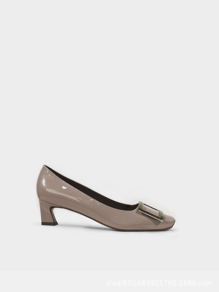 

2024 осень новые женские туфли из лакированной кожи с квадратной пряжкой на каблуке средней толщины для поездок на работу из кожи с неглубоким носком бесплатные прямые продажи 34