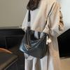 2025 new simple single shoulder oblique span bag to work commuter women's bag fashionable and casual large-capacity tote bag women