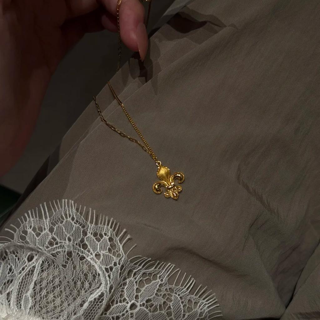 Francouzský Retro Vysoce Kvalitní Kartáčovaný Duhový Náhrdelník Lehký Luxus Květinový Ab Řetízek na Klíční Kost Temperament Všestranný Přívěsek