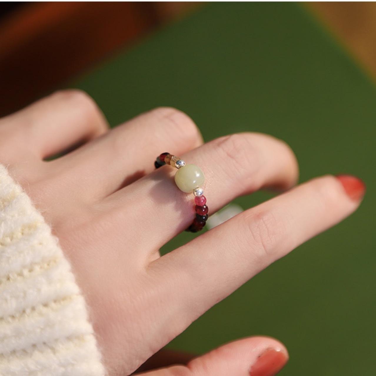 

Shopkeeper s Recommendation Hetian jade vintage-style garnet ring for women, fashionable and versatile, niche design Elastic cord with adjusta