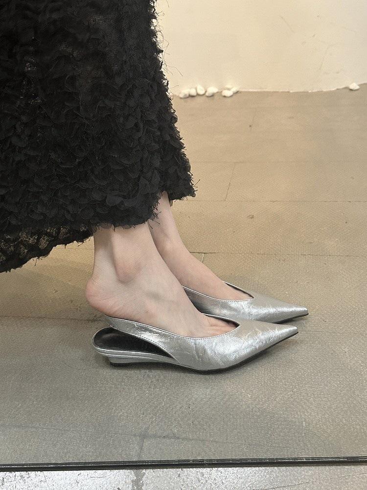 

Французский темперамент танкетка острый задник пустые мюли сумка голова сандалии женские 2025 лето нежный сказочный стиль вечерняя обувь 40 серебряный