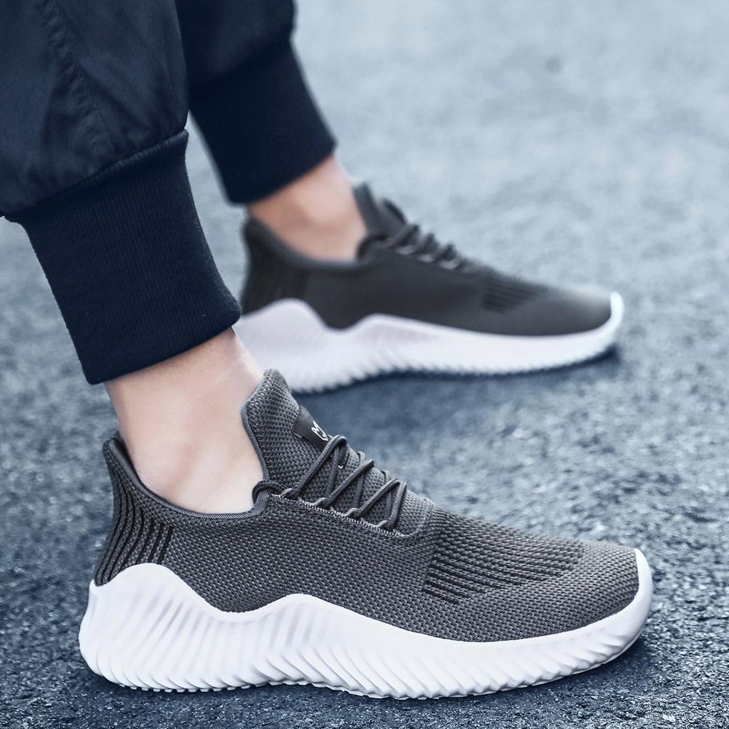 2025 Herrenschuhe 2021 Douyin weißer Hintergrund schwarze Schuhe Herren Sport atmungsaktive Fliegenstrick-Mesh-Schuhe Laufschuhe 556