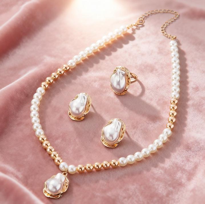 Европейский и американский ретро женский набор украшений: Необычный металлический набор из трех предметов: колье, серьги и кольцо с искусственным жемчугом белый