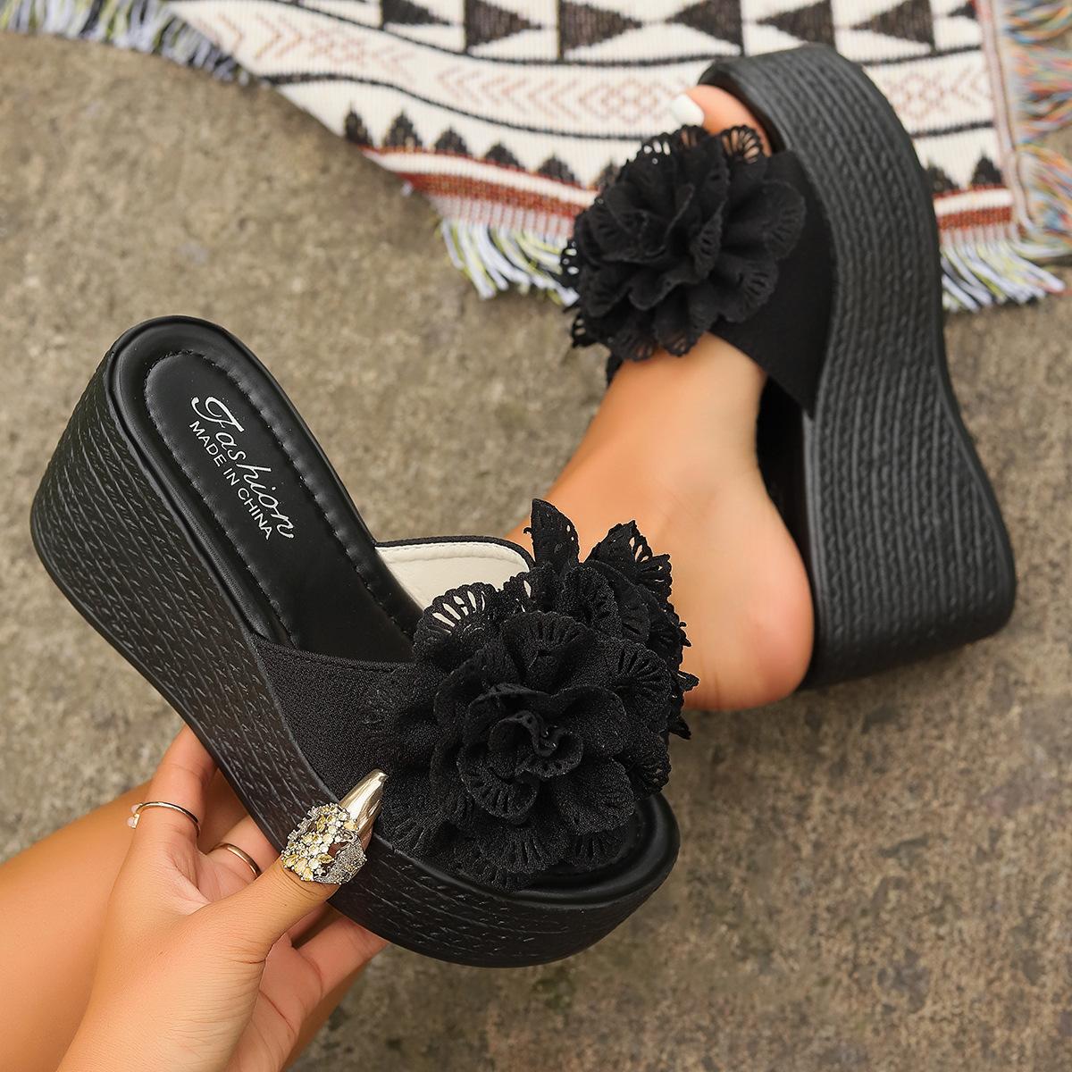 

Цветочный наклонный каблук классные тапочки женские маленькие летние 2024 новые туфли большого размера на платформе маффины 34 чёрный