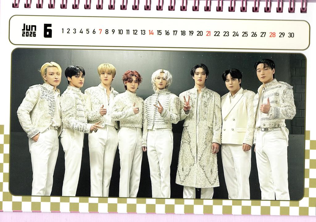 מרצ'נדייז של ATEEZ סט מדבקות לוח שולחני 2026-2027 (שנתיים) + קיי-פופ