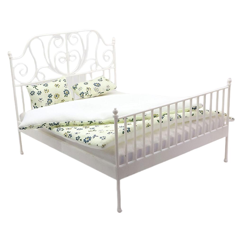 Maßstab 1/12 Miniatur Doppelbett Eisenbett mit abnehmbarer Bettwäsche Puppenhaus Modell Szenenrequisiten Bastelprojekt Dekoration