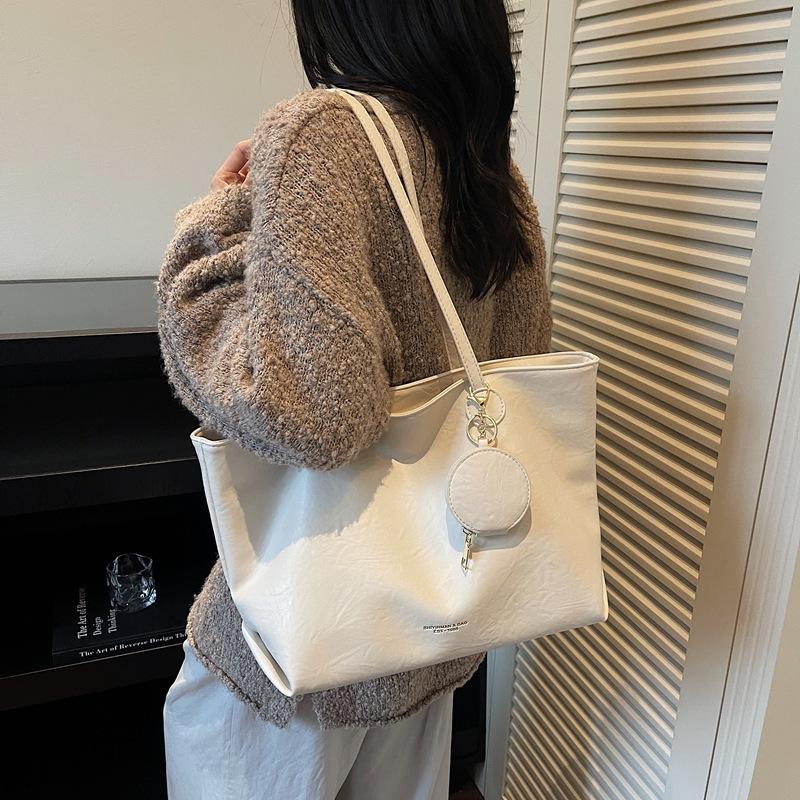 Simple and versatile bag women's large-capacity 2025 new autumn and winter casual shoulder bag popular commuter tote bag this year