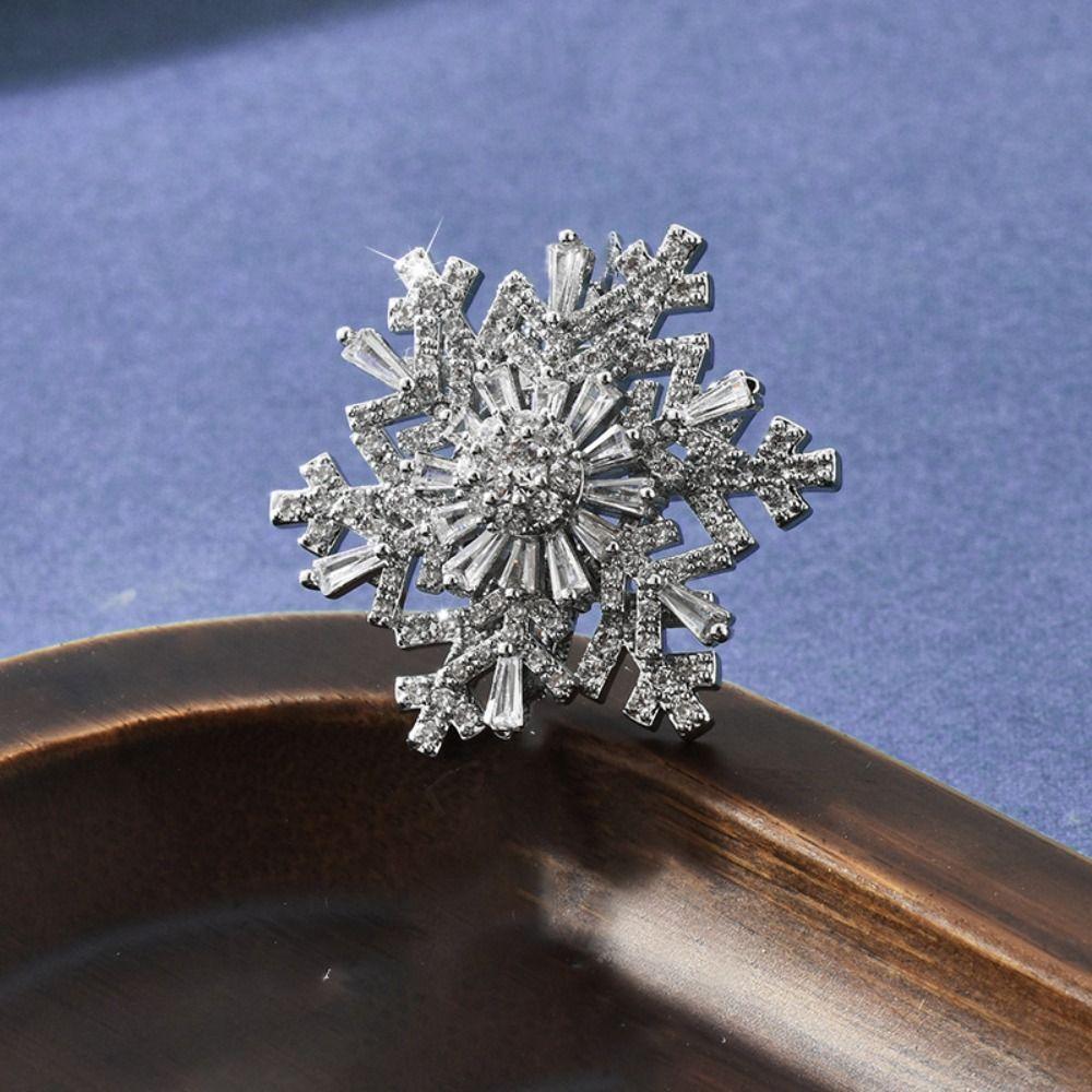 Sparkling Creative Snowflake Pin Rhinestone Zinc Zinc Alloy Zircon Badge Anniversary