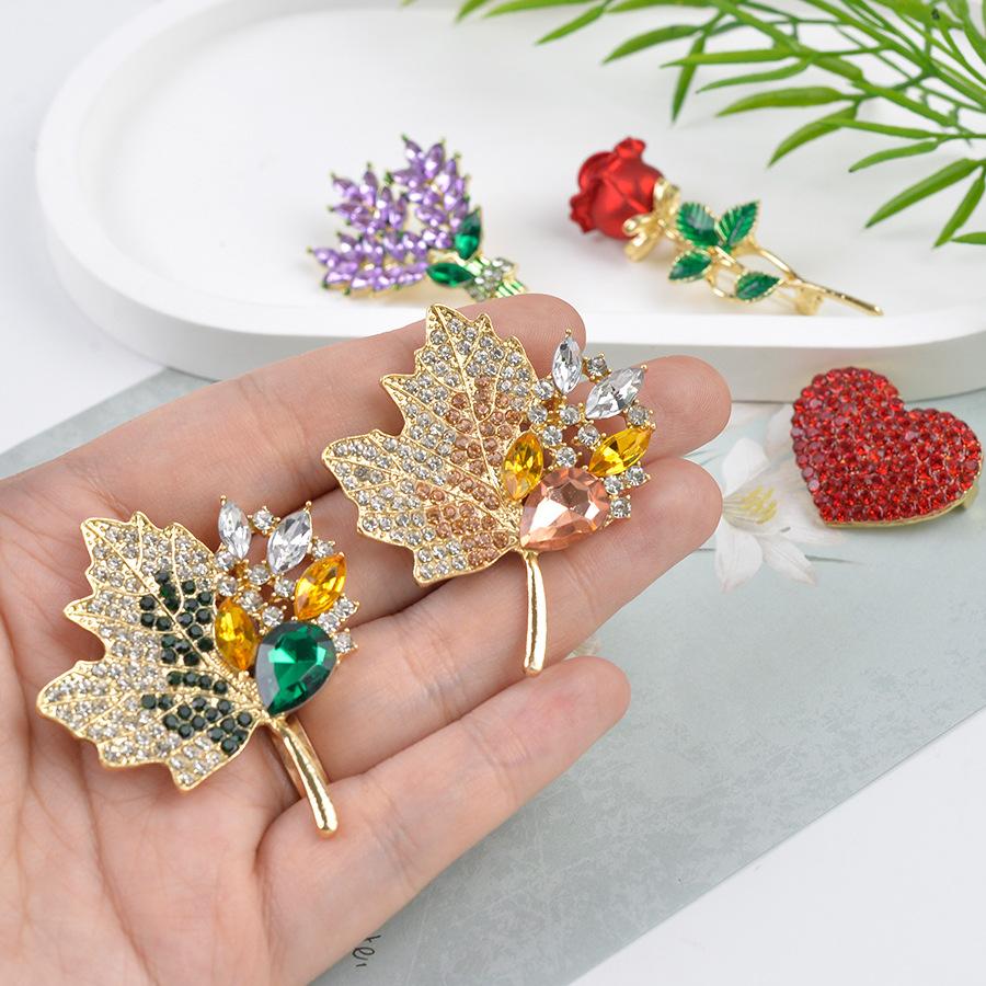 Exquisite Zirkon-Ahornblatt-Broschen für Damen, luxuriöser Strass-Pflanzen-Corsage-Schmuck für Kleider, Jacken und Partys
