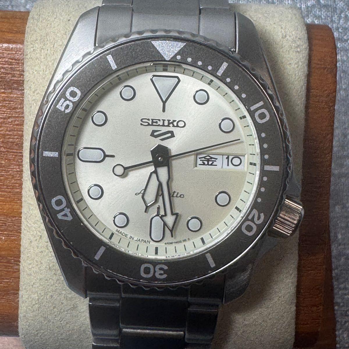 Good condition SEIKO 5 Sports Automatic winding Dial white beige back skid