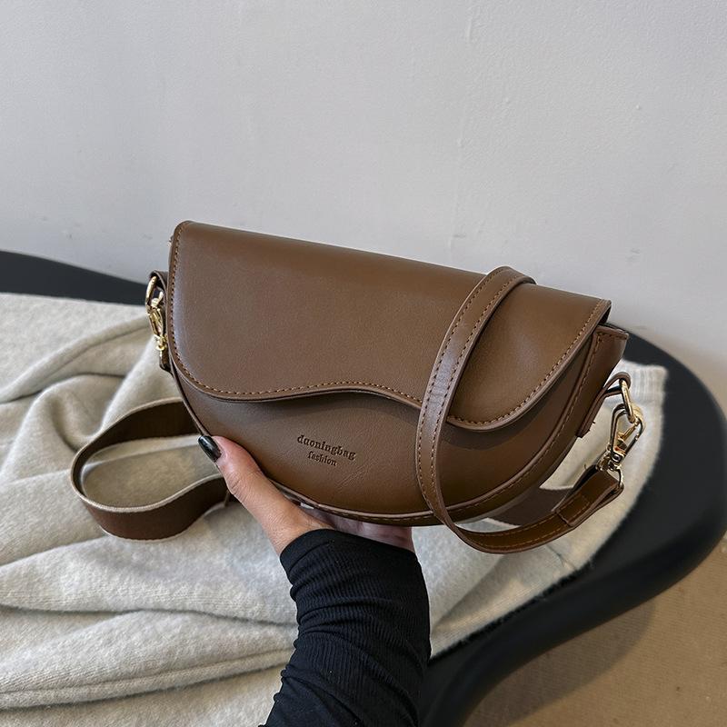 This Year's Popular Fashion Solid Color Texture Shoulder Messenger Bag Women 2025 New Versatile Ins Internet Celebrity Saddle Bag