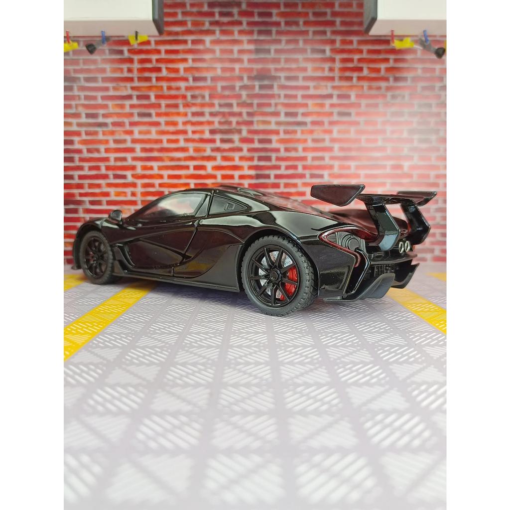 1/24 Simulation McLaren P1 Alloy Model Car Doors and Hood Can Be Opened Has Sound and Lighting Functions Rich In Details