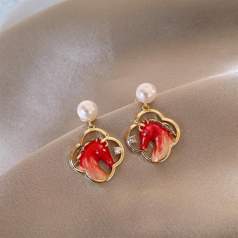 Retro Silver Enamel Pearl Horse Earrings: Chic Pastoral Studs for Women