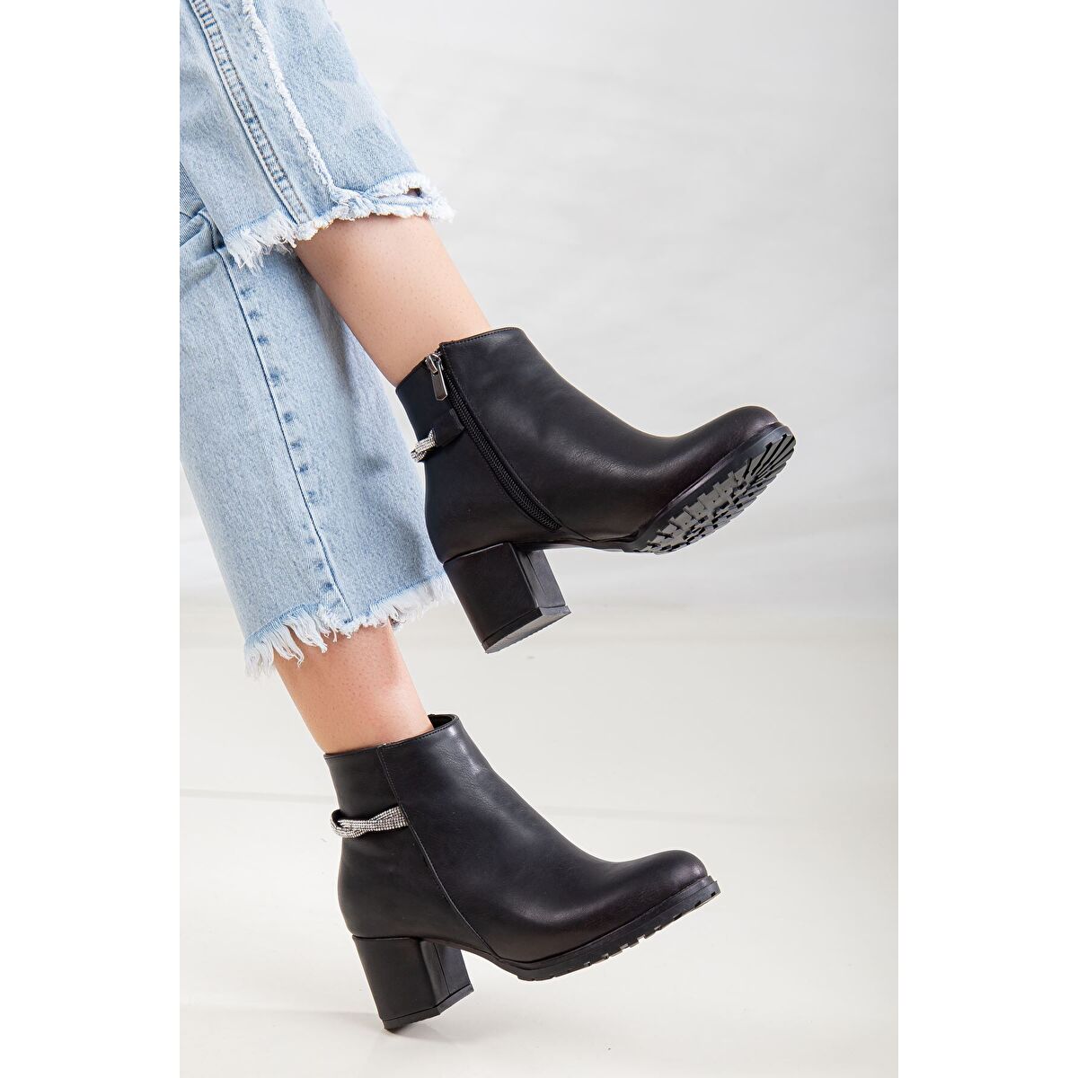

Helis Medium Size Stone Detailed Heel Woman Bot Black Skin
