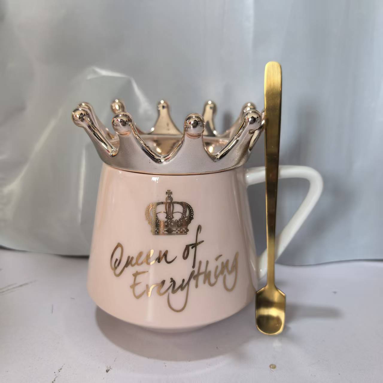 

Crown Theme Milk / Coffee Mugs Cartoon MultiColor Mugs Cup Kitchen Tool Gift X-Mas Gift With mobile phone bracket 300ML